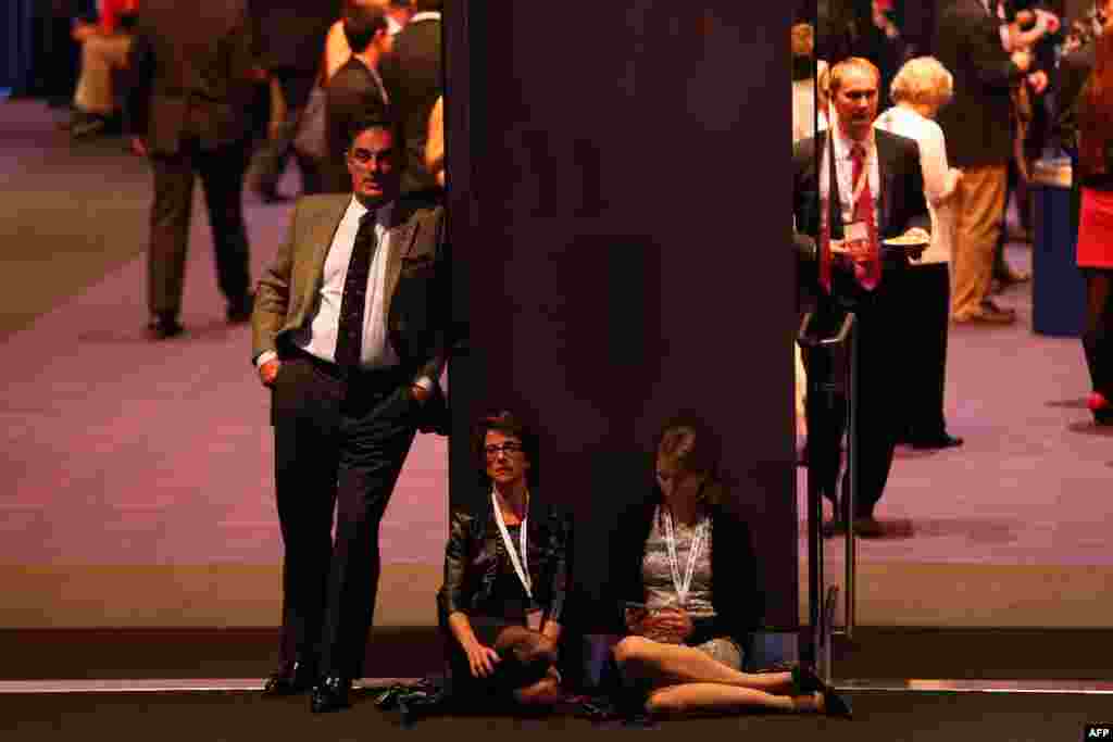 Spectators react to the election results at Mitt Romney&#39;s campaign rally in Boston. 