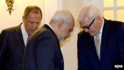 Orsýetiň, Eýranyň we Germaniýanyň daşary işler ministrleri S.Lawrow (ç), M.J.Zarif, F.Steinmeier (çepden saga), Wena, 24-nji noýabr, 2014. 