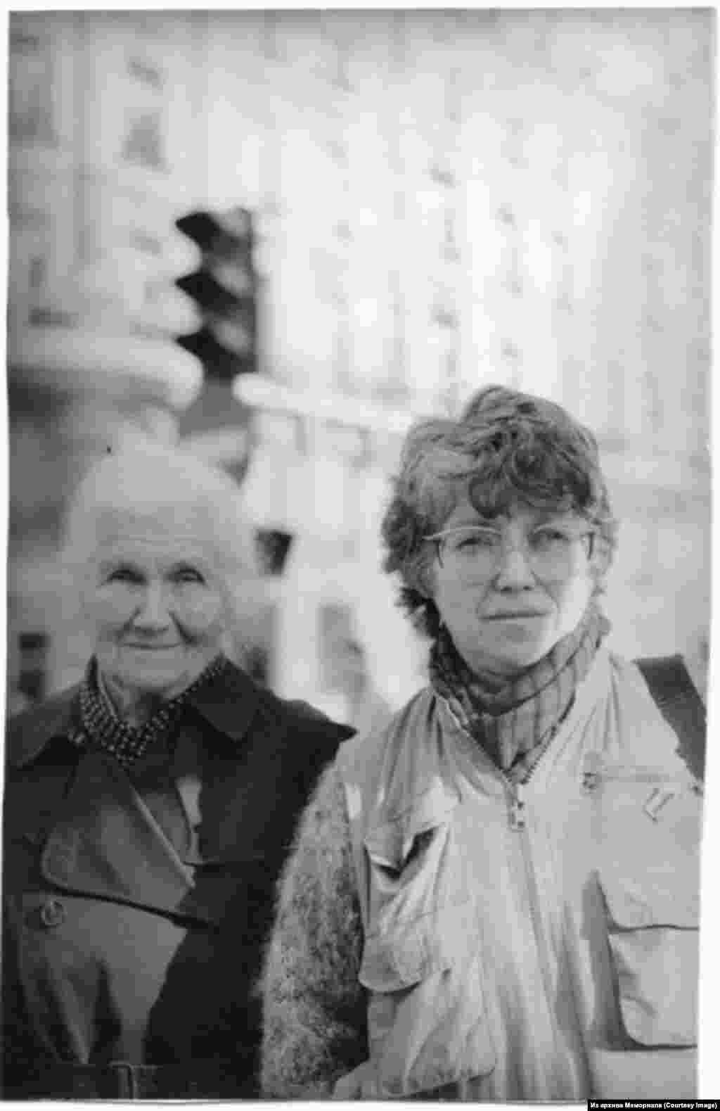 Наталья Горбаневская в эмиграции. С мамой в Париже, 1988 год. 