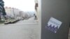 «Тюрма не доросте до неба»: окупований Донецьк обклеїли патріотичними наліпками