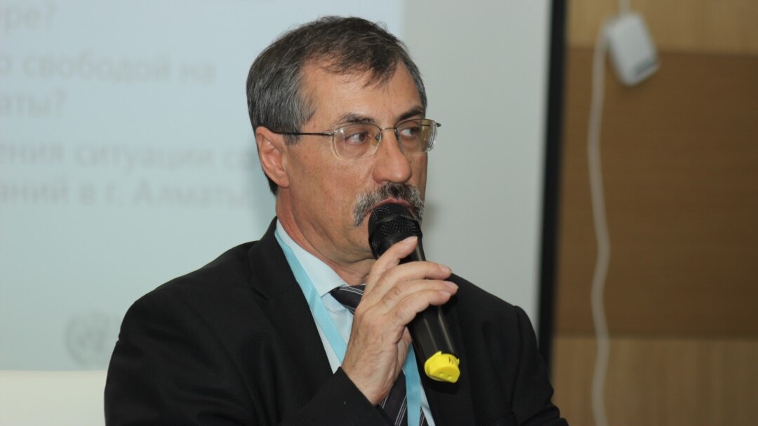 Kazakh human rights campaigner Yevgeny Zhovtis (file photo)