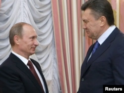 Владимир Путин и Виктор Янукович. Киев, 27 апреля 2010 года.
