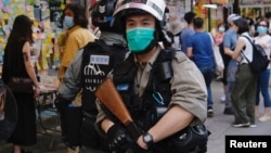 Приемането на новия закон доведе до нови сблъсъци между полицаи и протестиращи в последните дни в Хонконг