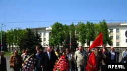 Прадстаўнікі аб'яднаных дэмакратычных сілаў ускладаюць вянкі й жывыя кветкі да помніка салдатам-вызваліцелям і падпольшчыкам