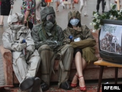 Акцыя пратэсту БРСМ супраць фільму НТВ «Хросны бацька», Менск, 2010 год