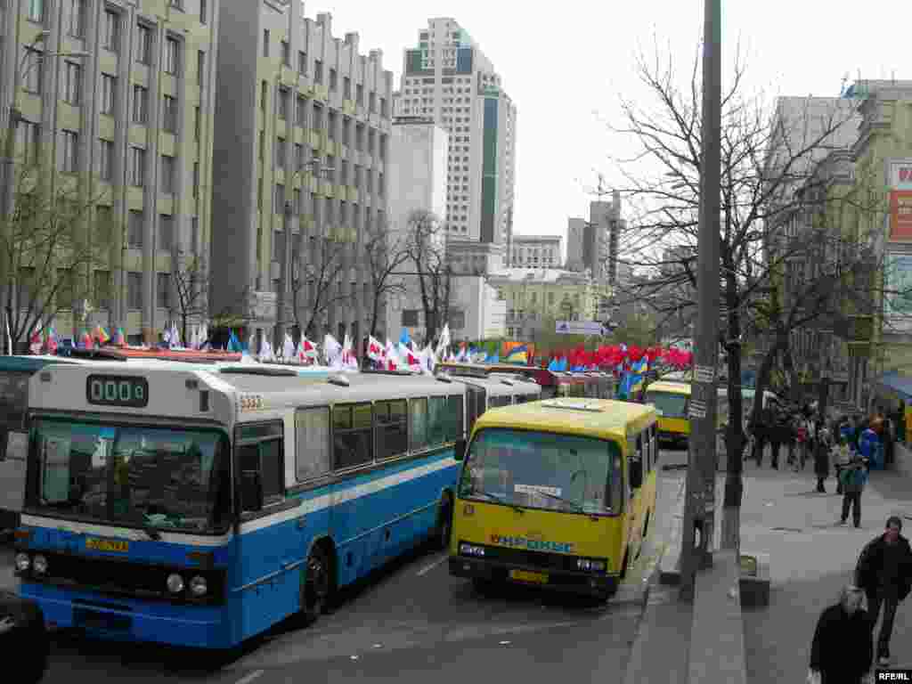 Protests near the Constitutional Court in Kyiv on April 19 (RFE/RL)