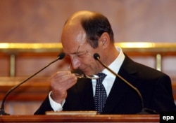 Președintele Traian Băsescu pregătindu-se să citească declarația de condamnare a regimului comunist drept „ilegitim și criminal”, impus prin ocupație străină, și să ceară iertare victimelor, în numele statului român. 18 decembrie 2006.