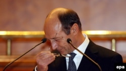 Președintele României, Traian Băsescu, la tribuna plenului reunit al celor două Camere ale Parlamentului, la 18 decembrie 2006, făcând declarația istorică „regimul comunist în România a fost ilegitim și criminal” și cerând iertare, în numele statului român, victimelor. 