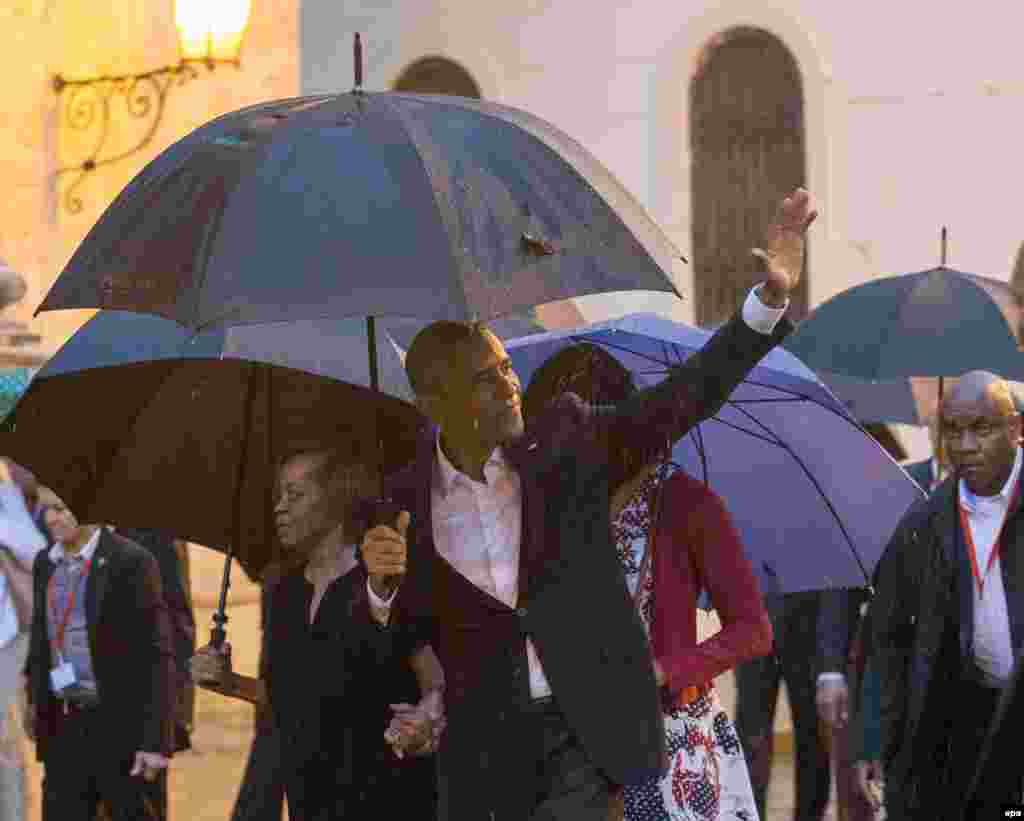 Барак Обама приветствует кубинцев на площади перед кафедральным собором в Гаване. &nbsp;