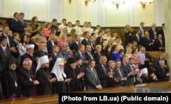 У День памʼяті та примирення, 8 травня 2015 року, у Верховній Раді відбулося урочисте засідання. Президент України оголосив прізвища 21 громадянина, яким присвоєне звання Героя України, 10 із них – посмертно. Під час оголошення прізвищ у залі встали всі присутні, у тому числі і священики низки інших церков, окрім представників УПЦ Московського патріархату – зокрема й самого предстоятеля, митрополита Онуфрія (сидить, ліворуч). (Фото LB.ua)