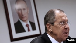 Sergei Lavrov i ulur në zyrën ku gjendet edhe fotografia e Vladimir Putinit