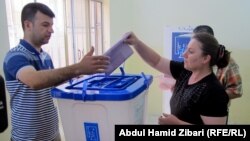 مواطنة تدلي بصوتها في الانتخابات