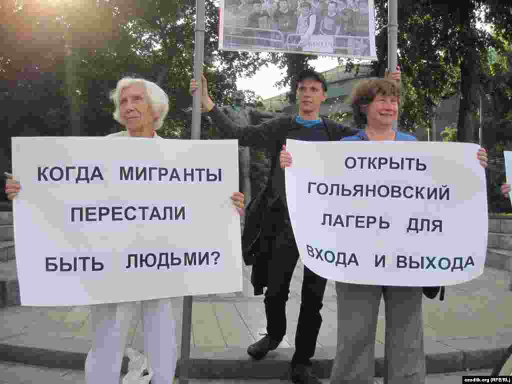 13 августа гражданские активисты в России провели акцию протеста, выразив несогласие с политикой властей в отношении трудовых мигрантов. В начале августа в Москве открылся депортационный палаточный лагерь, где содержатся задержанные во время полицейских рейдов мигранты.