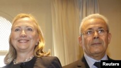 Sekretarja amerikane e Shtetit, Hillari Klinton, dhe Kreu i Këshillit opozitar Sirian Kombëtar, Burhan Galiun.