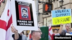 Акції протесту в Нью-Йорку проти агресії Росії в Україні, 2014 рік. Зображення президента Росії Володимира Путіна у вигляді Адольфа Гітлера стало поширеним явищем