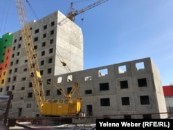 Сүрілген "Бесоба" тұрғын үй кешенінің орнында жаңадан "Шапағат" ықшам ауданы салынып жатқанына жеті жылдан асты. Қарағанды, 17 наурыз 2019 жыл.