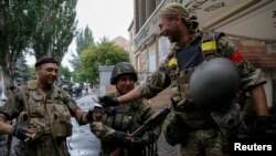 Українські вояки у звільненому від бойовиків угруповання «ДНР» Слов’янську, 6 липня 2014 року