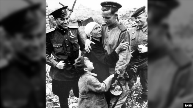 На фото в центре – молодой моряк Дмитрий Вольнов, участник обороны Севастополя и освобождения города, встречается с матерью и братом, пережившими оккупацию