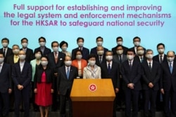 Гонконг басшысы Кэрри Лам (ортада) Пекин ұсынған қауіпсіздік заңына қатысты баспасөз мәслихатында сөйлеп тұр. Гонконг, 22 мамыр 2020 жыл.