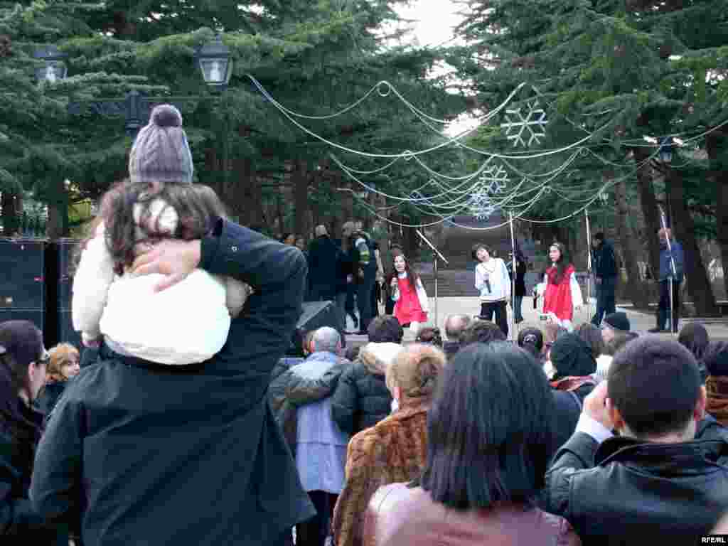 კონცერტი მთაწმინდის პარკში, სცენაზეა ჯგუფი ”ბზიკები”