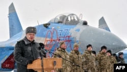 Президент Украины Петр Порошенко (слева) выступает перед военными на полигоне в Житомирской области. 5 января 2015 года.