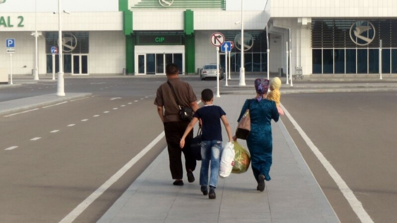 Türkmenistandan çykmak kynlaşýar: Kepil bolmaly adamyň bankda karzy bolmaly däl