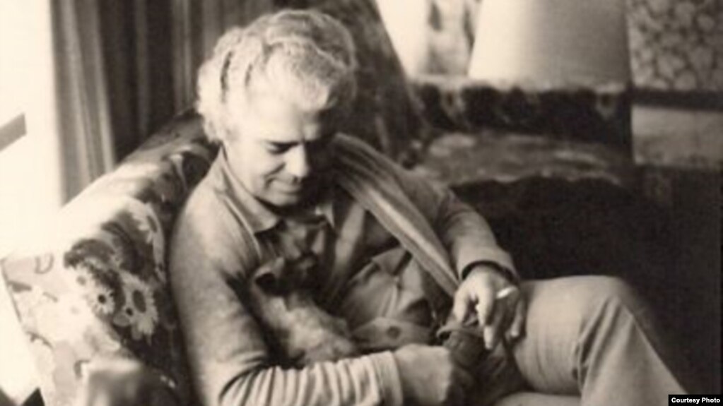 احمد شاملو، متخلص به ا. بامداد (آذر ۱۳۰۴ – دوم مرداد ۱۳۷۹)