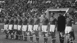 Сборная СССР по футболу в 1960 году. Анатолий Крутиков — четвёртый справа