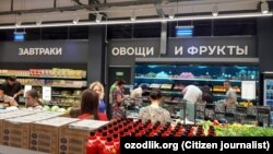 Тошкентдаги супермаркетдаги ёзувлар рус тилида.