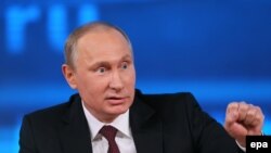 Президент России Владимир Путин во время большой пресс-конференции. Москва, 19 декабря 2013 года.