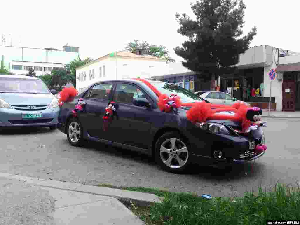 Aşgabatda täze doglan çagany keselhanadan almaga barýan bezelen awtoulag. Soňky döwürde Türkmenistanda täze doglan çaganyö bezelen awtoulaglar bilen keselhanadan öýe alnyp gaýdylýandygy aýdylýar.