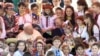 Папа Римський Іван Павло Другий і тодішній президент України Леонід Кучма разом із дітьми, які зустріли главу Римо-католицької церкви в аеропорту. Київ, 23 червня 2001 року