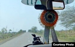 Снимок из машины по дороге в Мумбаи