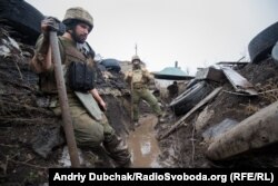 Українські солдати копають окопи на Промзоні. Авдіївка, Донецька область. Грудень 2017 року