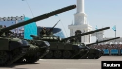 Отан қорғаушылар күні Астанадағы парадқа қатысқан әскери техника. 7 мамыр 2014 жыл.