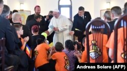 Papa Francisc, în biserica din „Barbu Lăutaru”, cartierul romilor din Blaj.