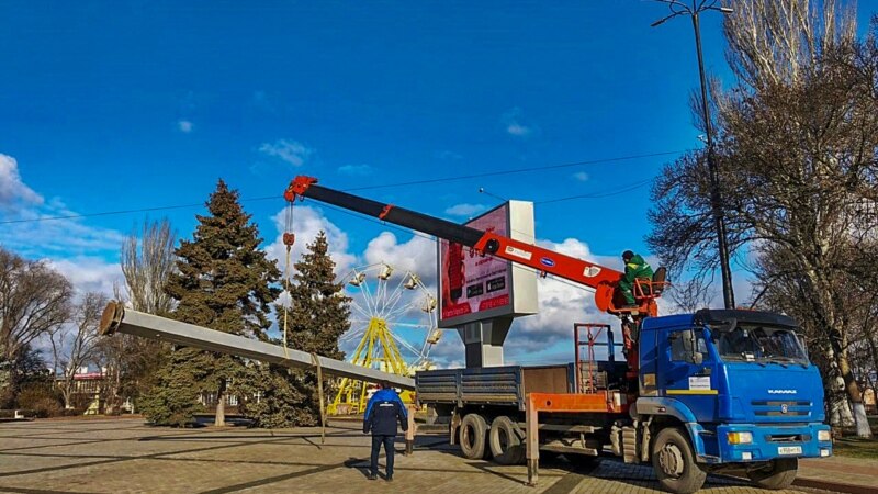 В Керчи демонтировали главную елку города (+фото)