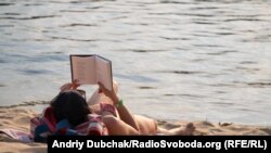 Ukraine -- People swim and sunbathe on the central beach of Hidropark in Kyiv, 17Jul2016