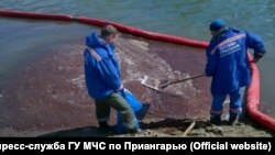 Разлив нефтепродуктов в реке Ангара в Усолье-Сибирском