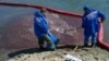 Норильск: необученные сотрудники без катера убирали разливы нефти в море