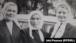 У Риммы Лесниковой (в центре) в пожаре погибли все четверо детей