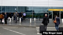 Вход в пассажирский терминал аэропорта имени Вацлава Гавела в Праге. 5 октября 2012 года.