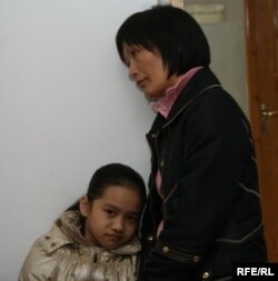 Жена и дочь Ермека Нарымбаева (слева - дочь Асем, справа - жена Зоя) в зале суда. Алматы, 14 мая 2010 года.