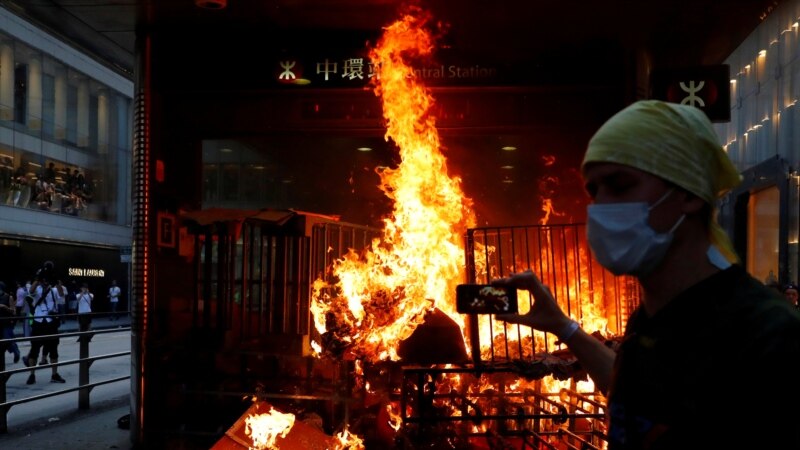 Hongkong: Demonstranti gazili kinesku zastavu