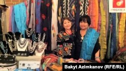 Ювелир Гульсара Акматова-Дейвис и дизайнер Фарзана Шаршенбиева. Лондон, Великобритания. 14 мая 2013.