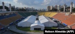 Стадион Пакаэмбу в Сан-Паулу, переоборудованный под полевой госпиталь для больных COVID-19. Май 2020 года