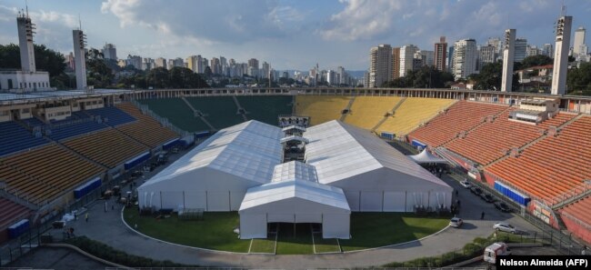 Стадион Пакаэмбу в Сан-Паулу, переоборудованный под полевой госпиталь для больных COVID-19. Май 2020 года