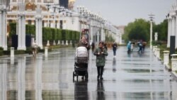 Прогуливающиеся по территории ВДНХ москвичи. 1 июня 2020 года.