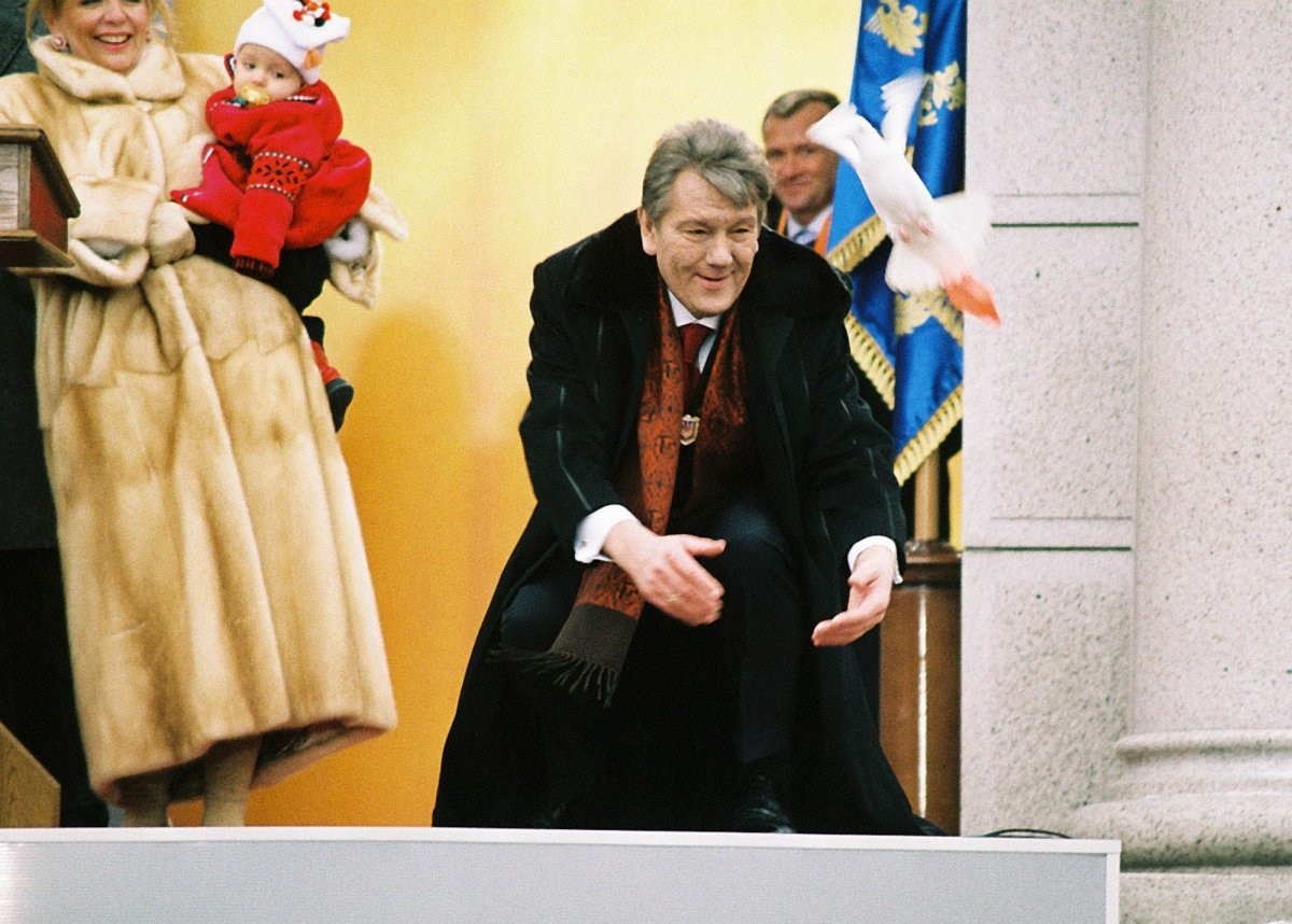 Newly elected Ukrainian President Viktor Yushchenko releases doves on Maidan Nezalezhnosti in Kyiv on January 23, 2005.