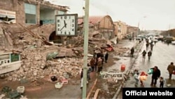 Ленинакан (ныне Гюмри) после разрушительного землетрясения 7 декабря 1988 года (архивная фотография) 